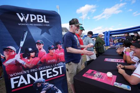３月、米フロリダ州で行われた女子プロ野球リーグ「ＷＰＢＬ」のファンイベント＝フォートマイヤーズ（ＡＰ＝共同）