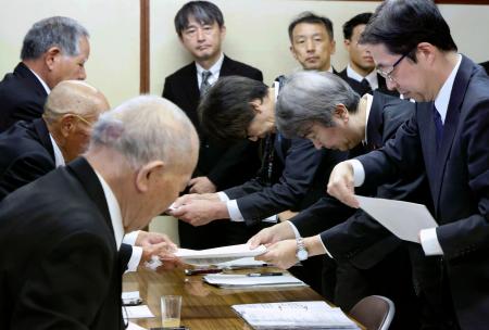 水俣病被害者団体から要望書を受け取る石原環境相（右手前から２人目）＝１日午前、熊本県水俣市（代表撮影）