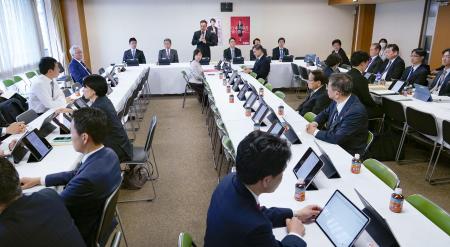 刑事訴訟法改正案を審査した自民党の会議＝４月、東京・永田町