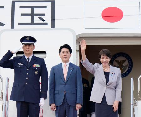 ベトナム、オーストラリア訪問のため、羽田空港を出発する高市首相(右)=1日午後