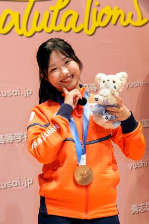 　ミラノ・コルティナ冬季五輪で銅メダルを獲得し、勇志国際高が開いた祝賀会で写真撮影に応じるフィギュアスケート女子の中井亜美＝１日、千葉県流山市