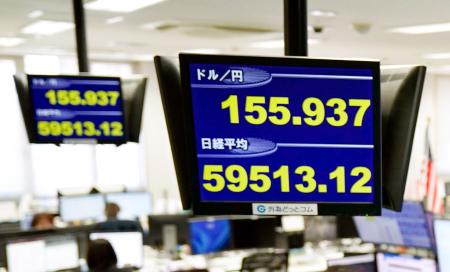 　一時１ドル＝１５５円台を付けた円相場を示すモニター＝１日午後、東京都港区の外為どっとコム