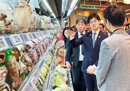 １日、クアラルンプールでスーパーを視察する鈴木農相（手前から２人目）（共同）