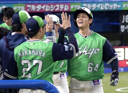 ２回、２ランを放ち、ナインに迎えられるヤクルト・岩田＝神宮