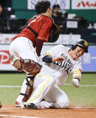　７回ソフトバンク２死二塁、近藤の中前打で生還する二走栗原。捕手太田＝みずほペイペイドーム