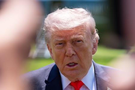 　１日、米ワシントンのホワイトハウスで記者団に話すトランプ大統領（ＡＰ＝共同）