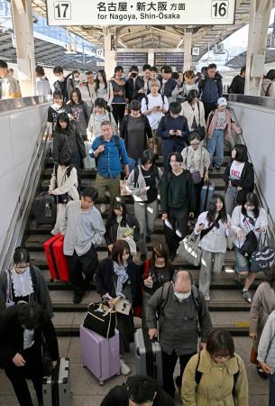 ゴールデンウイーク後半の5連休初日を迎え、混雑する東海道新幹線のホーム=2日午前、JR東京駅