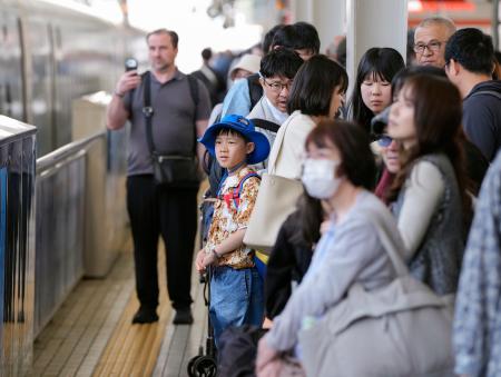 ゴールデンウイーク後半の5連休初日を迎え、子ども連れらで混雑するJR新大阪駅の新幹線ホーム=2日午前