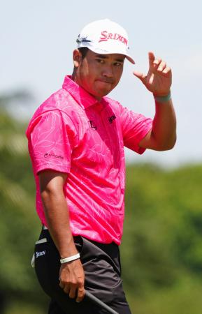 第２ラウンド、６番でバーディーを決め、拍手に応える松山英樹。通算３アンダーで２４位＝トランプナショナル・ドラル（共同）
