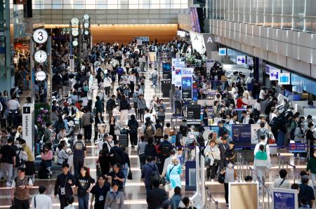 ゴールデンウイーク後半の5連休初日を迎え、混雑する羽田空港の出発ロビー=2日午後