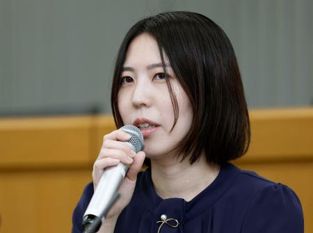 記者会見する福間香奈女流五冠＝２日午前、大阪市