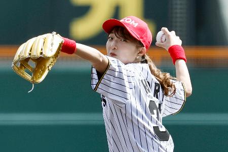 始球式を務めるフィギュアスケート女子の坂本花織＝甲子園