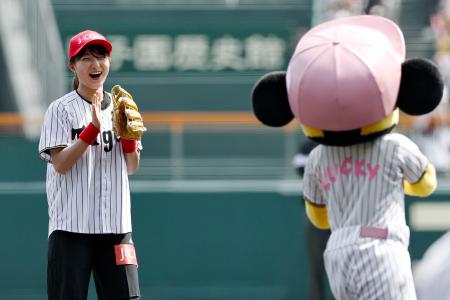 始球式を務めたフィギュアスケート女子の坂本花織=甲子園