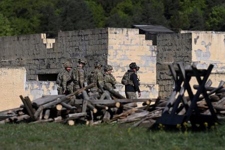 ドイツ南部の米軍施設の兵士ら=4月30日(ロイター=共同)