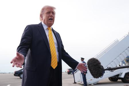 ２日、米南部フロリダ州で記者団に話すトランプ大統領（ＡＰ＝共同）