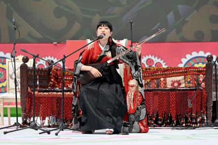 演奏する駒崎万集さん＝２日、ウズベキスタン・ボイスン（共同）