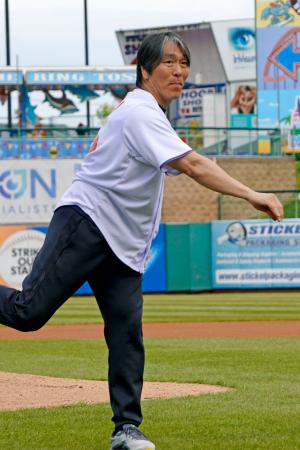 野球教室後、マイナーの試合で始球式を務める松井秀喜さん＝２日、レークウッド（共同）