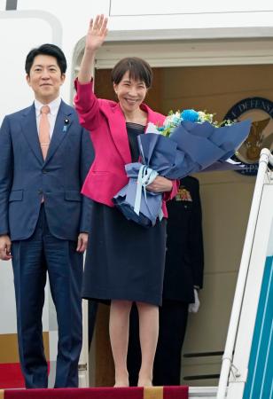 　オーストラリアに向け、ベトナム・ハノイのノイバイ国際空港を出発する高市首相＝３日（共同）