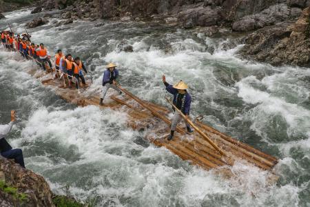和歌山県北山村を流れる北山川で始まった「観光いかだ下り」＝３日午前