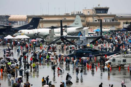 米軍岩国基地で開かれた「日米親善デー」＝３日午前、山口県岩国市