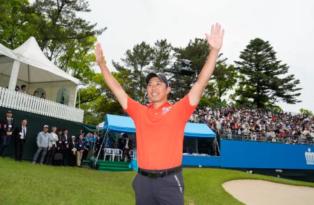 優勝インタビューを終え、万歳をして喜ぶ堀川未来夢＝名古屋ＧＣ和合