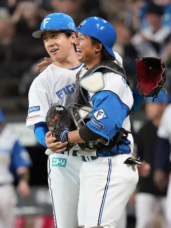 　完封勝利を果たし、捕手進藤と喜ぶ日本ハム・北山＝エスコンフィールド