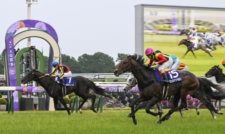 第１７３回天皇賞・春で優勝したクロワデュノール。鼻差２着はヴェルテンベルク（１５）＝京都競馬場