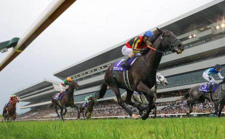 第173回天皇賞・春で優勝したクロワデュノール(手前)=京都競馬場