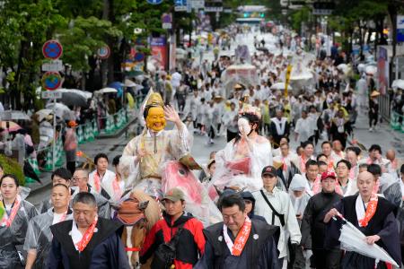 開幕した「博多どんたく港まつり」で練り歩く「博多松囃子」の行列=3日午後、福岡市