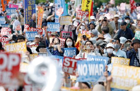 日本国憲法施行から７９年の憲法記念日を迎え、集会で改憲反対などを訴えたボードを掲げる参加者ら＝３日午後、東京都江東区