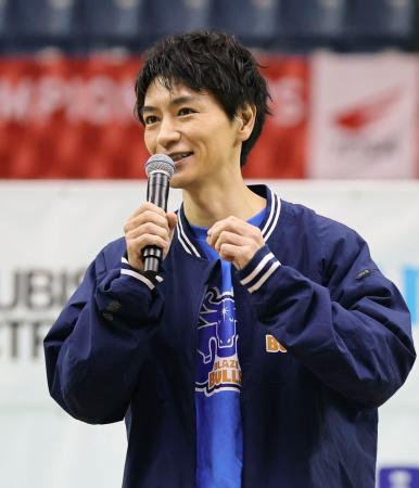車いすラグビーのジャパンパラ大会決勝前に行われたトークショーに登場した、俳優細田善彦さん＝３日、千葉ポートアリーナ