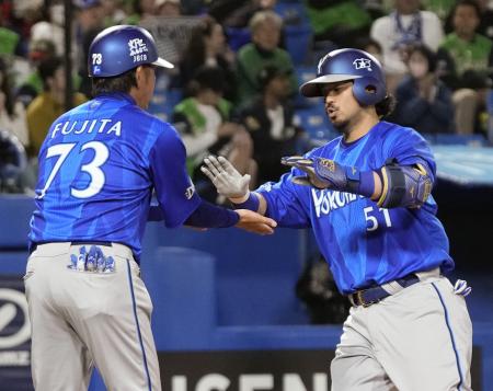 ５回、本塁打を放ちコーチに迎えられるＤｅＮＡ・宮崎（右）＝神宮