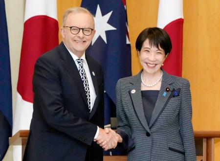 会談前に握手する高市首相（右）とオーストラリアのアルバニージー首相＝４日、キャンベラ（共同）