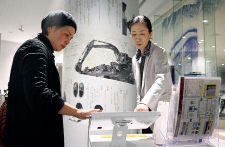 資料の整理作業を進める九大付属図書館の柳田朱里さん（左）＝３月、福岡市