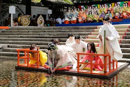 　葵祭を前に下鴨神社で行われた「御禊の儀」で、身を清める斎王代の塩見真桜さん＝４日午前、京都市左京区