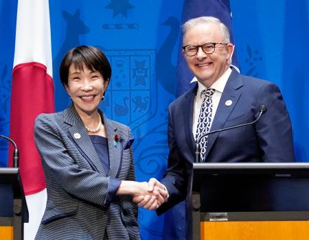 共同記者発表を終え、握手する高市首相（左）とオーストラリアのアルバニージー首相。経済安全保障協力に関する共同宣言を発表した＝４日、キャンベラ（共同）