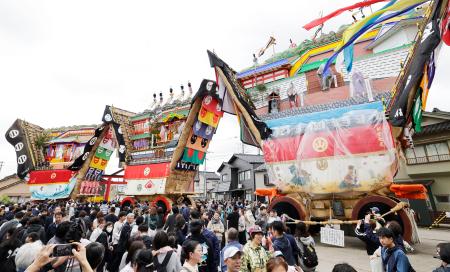 石川県七尾市で開かれた青柏祭で並んだ巨大な山車「でか山」＝４日午後