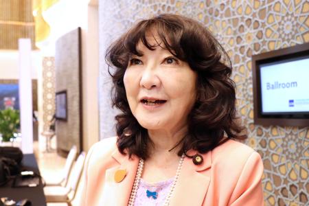 記者団の取材に応じる片山財務相＝４日、ウズベキスタン・サマルカンド（共同）
