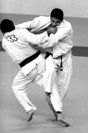 １９７６年モントリオール五輪柔道軽重量級の決勝で攻める二宮和弘さん（右）（共同）