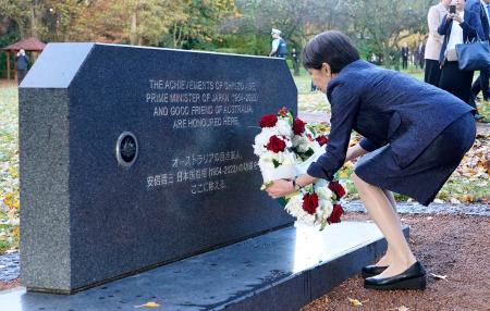 安倍元首相の慰霊碑に献花する高市首相＝４日、キャンベラ（共同）