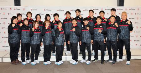 撮影に応じる、柔道の愛知・名古屋アジア大会代表選手ら＝４日、味の素ナショナルトレーニングセンター