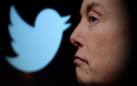 　ツイッターのロゴとイーロン・マスク氏＝２０２２年１０月（ロイター＝共同）