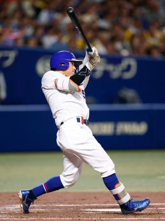３回中日１死満塁、村松が右翼線に走者一掃の三塁打を放つ＝バンテリンドーム