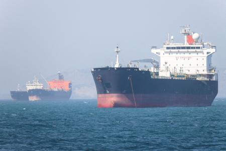 ホルムズ海峡の船舶=4日、イラン南部バンダルアバス沖(イラン学生通信・WANA提供、ロイター=共同)
