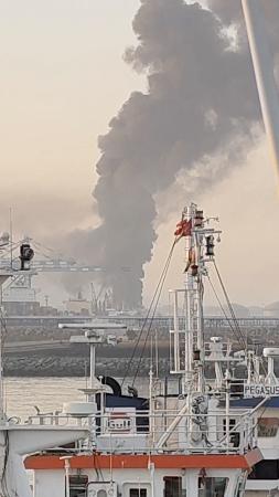 UAE東部フジャイラの石油産業地区で無人機攻撃後に立ち上る煙(4日公開のソーシャルメディアから、ロイター=共同)