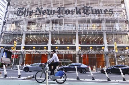 米ニューヨーク・タイムズ本社＝２０２５年、ニューヨーク（ゲッティ＝共同）