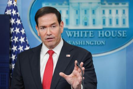 ５日、米ホワイトハウスで報道官の代役として記者会見するルビオ国務長官（ゲッティ＝共同）