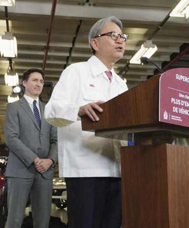 ２０２４年４月、電気自動車の投資計画について話すホンダの三部敏宏社長。左はカナダのトルドー首相（当時）＝カナダ・オンタリオ州（共同）