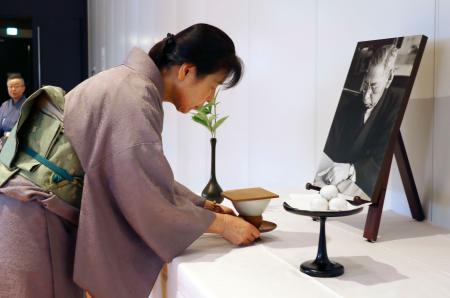 佐藤春夫の「御供茶式」で遺影に茶を供える地元の茶道愛好家＝６日午前、和歌山県新宮市