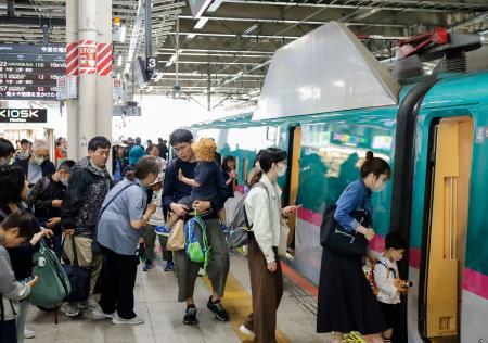 　ゴールデンウイーク最終日、利用者で混雑するＪＲ仙台駅の東北新幹線ホーム＝６日午前